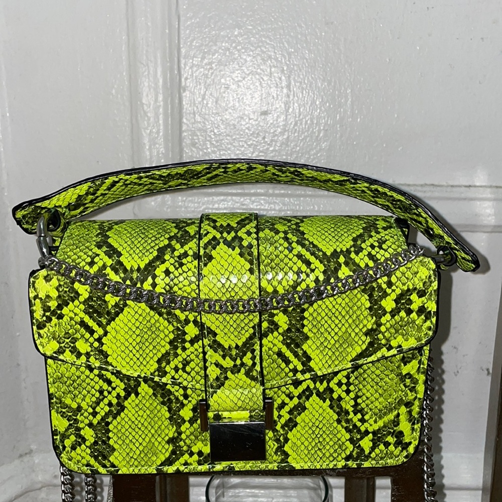 Small snake bag: Neon green. Shoulder bag.